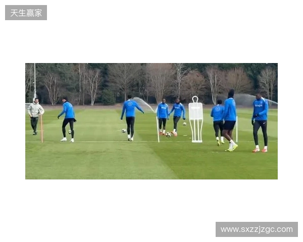 跟队：埃斯特旺参加了切尔西的公开训练，里斯、约恩森缺席