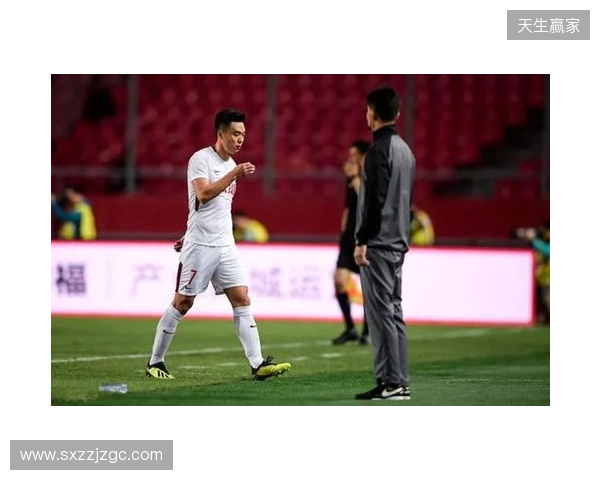 飞踹座椅染红！玉昆官方：门将教练米克尔造成恶劣影响，罚款2万